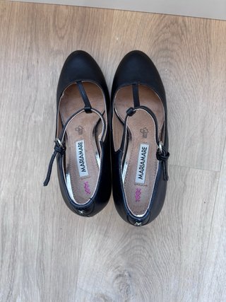 Tacones negros de piel de la marca María Mare 37