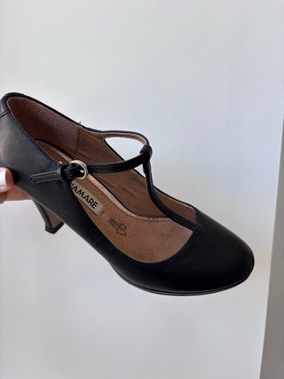 Tacones negros de piel de la marca María Mare 37