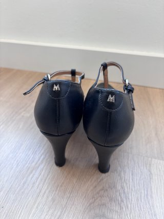 Tacones negros de piel de la marca María Mare 37