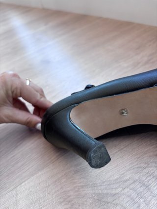 Tacones negros de piel de la marca María Mare 37
