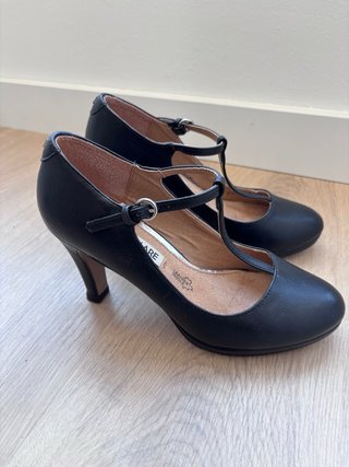 Tacones negros de piel de la marca María Mare 37