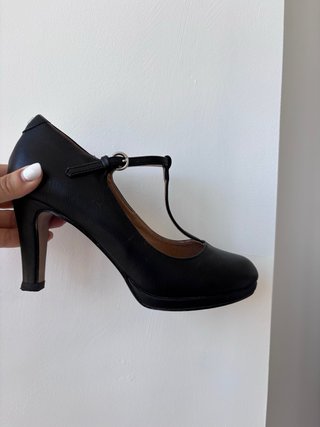Tacones negros de piel de la marca María Mare 37