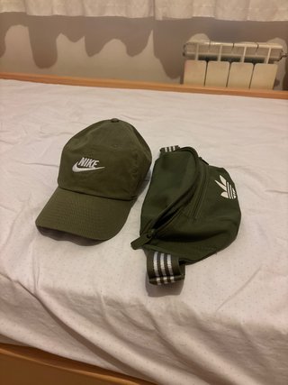 Gorra y riñonera verdes