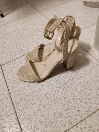 Sandalias Guess Beige.