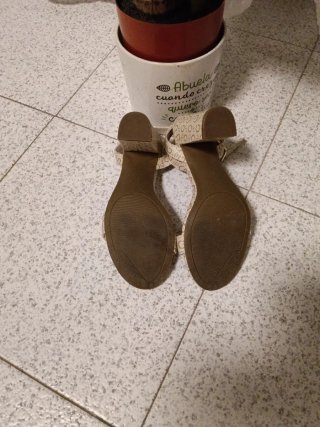Sandalias Guess Beige.