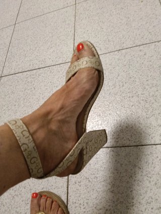 Sandalias Guess Beige.