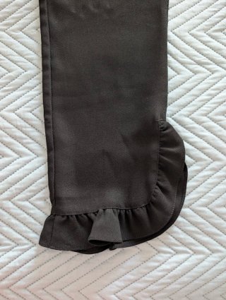 Pantalón negro vestir con volante