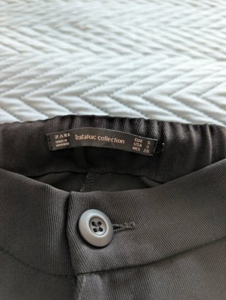 Pantalón negro vestir con volante