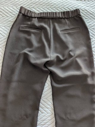 Pantalón negro vestir con volante