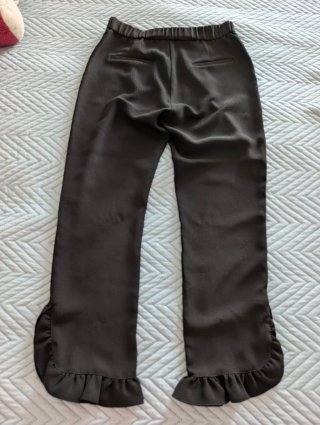 Pantalón negro vestir con volante