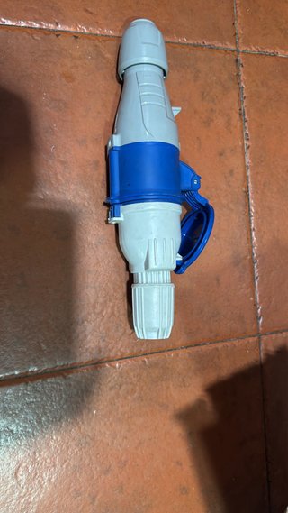 Enchufe industrial Legrand 32A 200-250V IP44