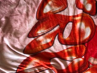 Manta rosa con diseño de Karina y Marina
