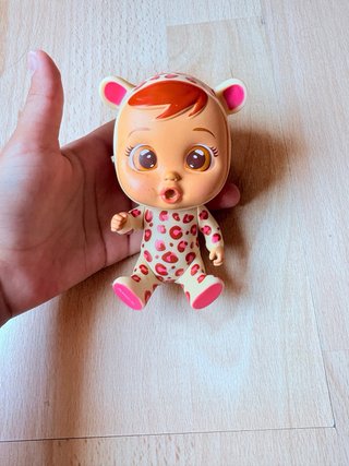 Muñeco bebé llorón con patas y brazos móviles.