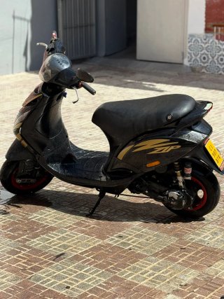 Piaggio Zip Negra y Dorada Acepto cambio