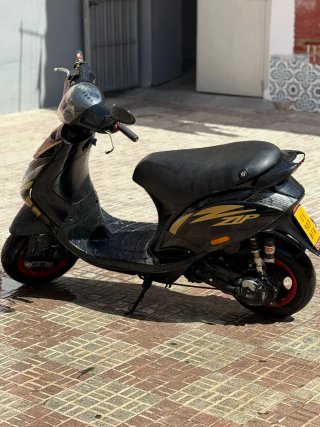 Piaggio Zip Negra y Dorada Acepto cambio