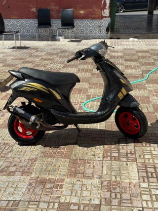 Piaggio Zip Negra y Dorada Acepto cambio