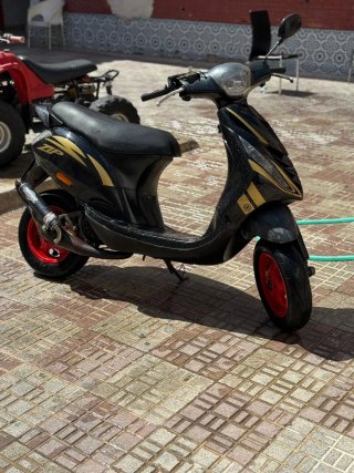 Piaggio Zip Negra y Dorada Acepto cambio