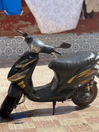 Piaggio Zip Negra y Dorada Acepto cambio