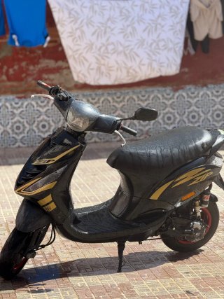 Piaggio Zip Negra y Dorada Acepto cambio