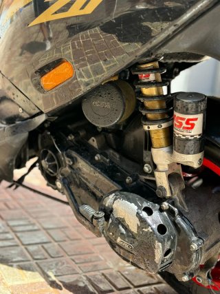 Piaggio Zip Negra y Dorada Acepto cambio