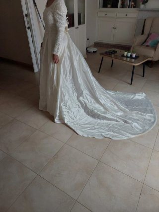 Vestido de novia vintage con cola larga