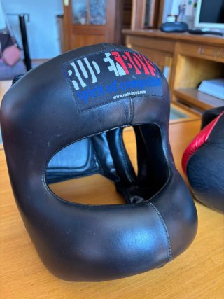 Casco y guantes de boxeo Rude Boys