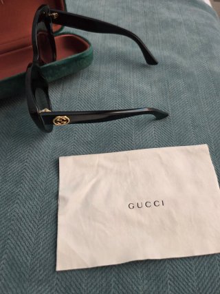 Gafas de sol Gucci mujer negras y doradas