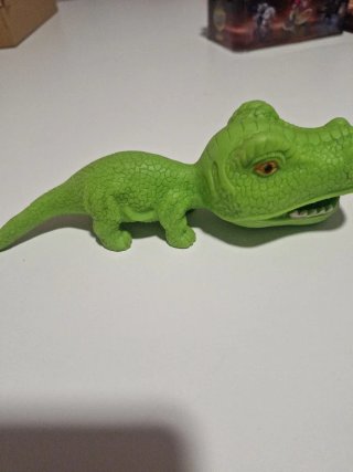 Dinosaurio de juguete verde
