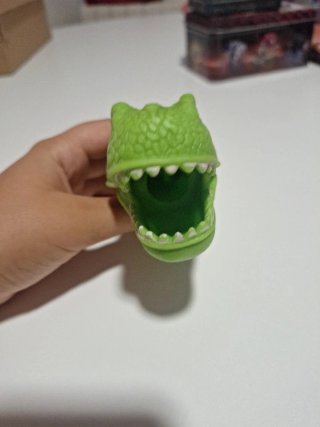 Dinosaurio de juguete verde