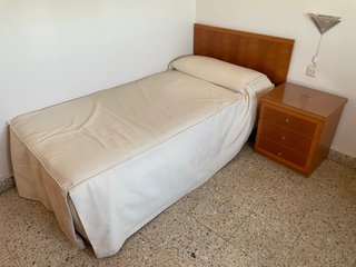 Cama individual y mesita de noche