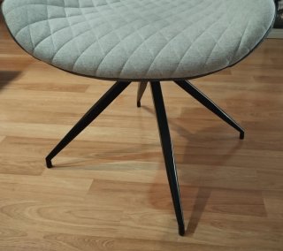 Silla giratoria tapizada gris y negra