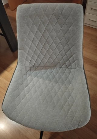 Silla giratoria tapizada gris y negra