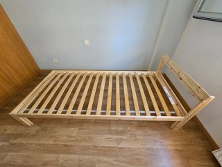 Base de cama + SUMMIER IKEA madera, 6 meses uso