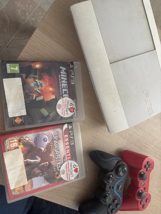 Ps3 slim con 2 mandos y 2 juegos