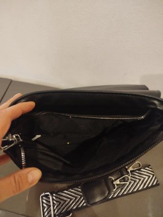 Borsa nera borchiata con tracolla e orecchini