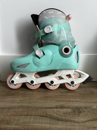 Patines línea niña. Tallas 34-36 con protecciones.