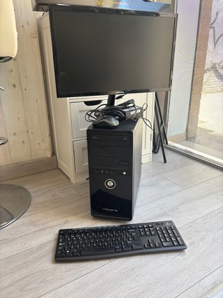 Torre teclado y monitor