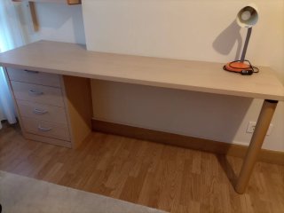 Habitación juvenil con cama nido y escritorio.