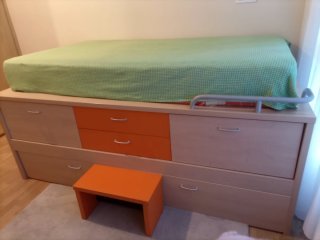Habitación juvenil con cama nido y escritorio.