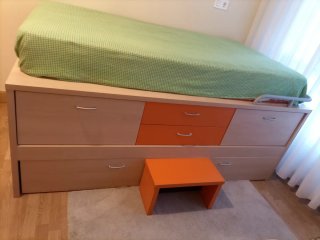 Habitación juvenil con cama nido y escritorio.