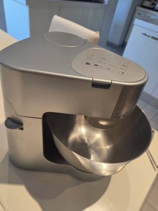 Impastatrice Kenwood. Poco usata, come nuova.