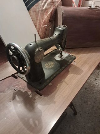 Máquina de coser Sigma antigua con pie