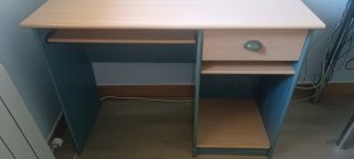 Mesa de ordenador azul y madera