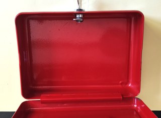Caja de caudales metálica roja