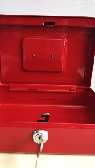 Caja de caudales metálica roja