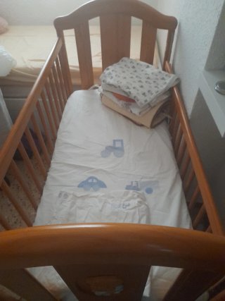 Cuna de madera para bebé