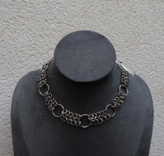 Gargantilla o collar corto estilo medieval