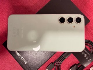 Samsung Galaxy S23 FE Caja y Cable
