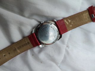 Reloj de pulsera plateado con correa roja