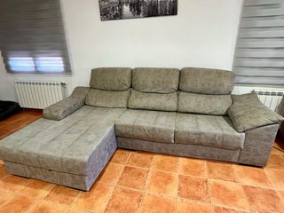 Sofá chaislongue gris, prácticamente nuevo.